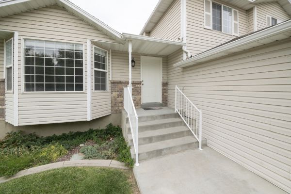 Cost of White Vinyl Siding Replacement in Ellicott City